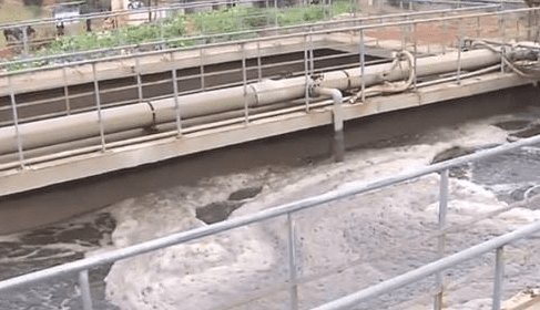 （圖：好氧池污水泡沫現(xiàn)場）