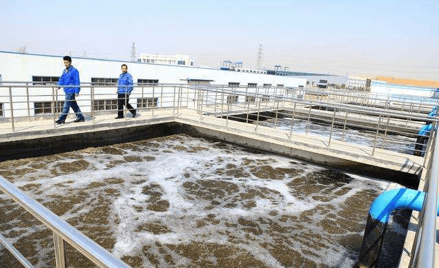 （圖：水處理泡沫池現(xiàn)場(chǎng)）