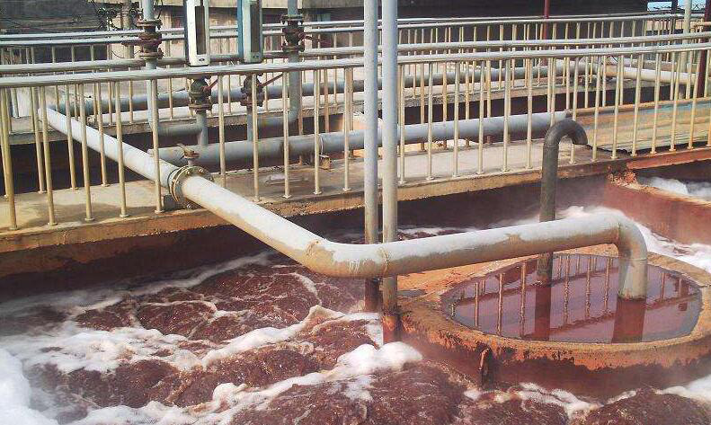 （圖：紡織印染廢水起泡）